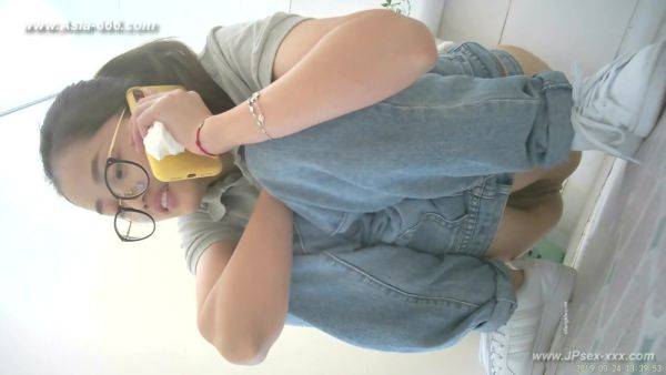 Chinese girls go to toilet.307 - txxx.com - China on poweredporn.com