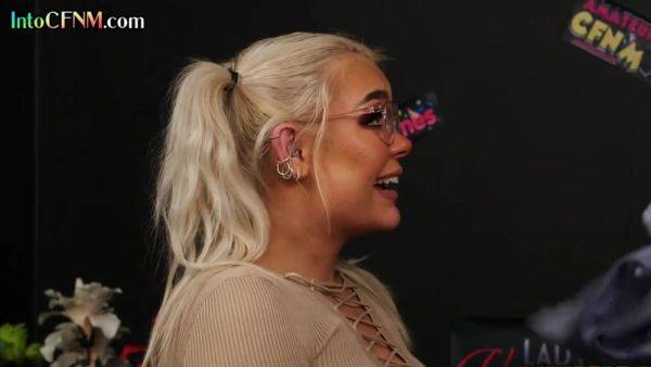 CFNM British babe sucks cock in office for better payment - hotmovs.com - Britain on poweredporn.com