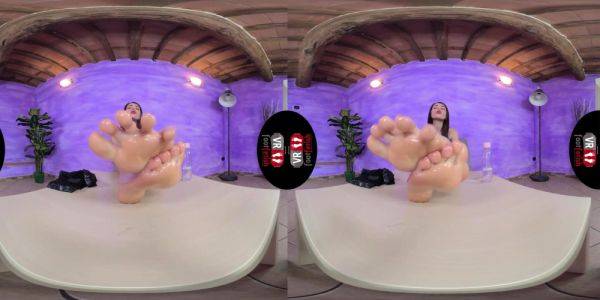 Oiled feet in close up - drtuber.com on poweredporn.com