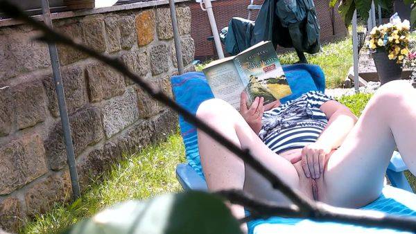 Der Alte Geile Nachbar Spannt ! Selbst Buch Lesen Am Wochenende Ist Bei Dem Nicht Moglich - hclips.com - Germany on poweredporn.com