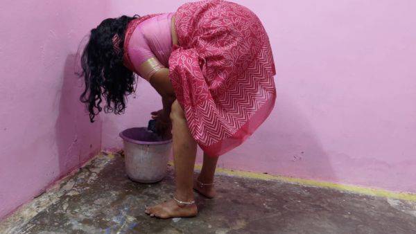 Mature Aunty Was Cleaning The Floor Of The House I Undressed Her And Made Her Completely Naked And Had Sex With Her - hclips.com - India on poweredporn.com