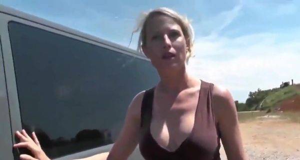 Heiße deutsche Schlampe bezahlt Autoreparaturservice - xhand.com - Germany on poweredporn.com