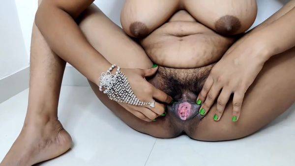 Muze Bahut Muti Raha Tha Kar Du Yaha Per - desi-porntube.com - India on poweredporn.com