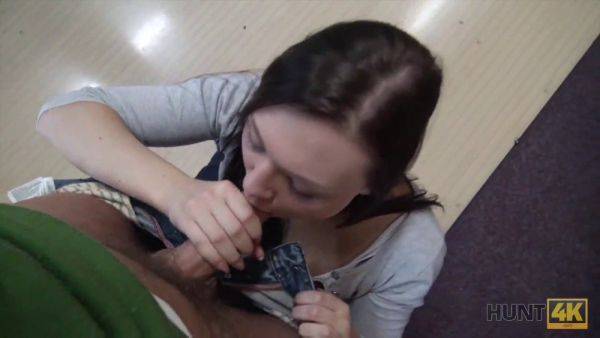 Czech couple money: Brünette saugt Schwanz fucks Muschi for cash for Bargeld - sexu.com - Czech Republic on poweredporn.com