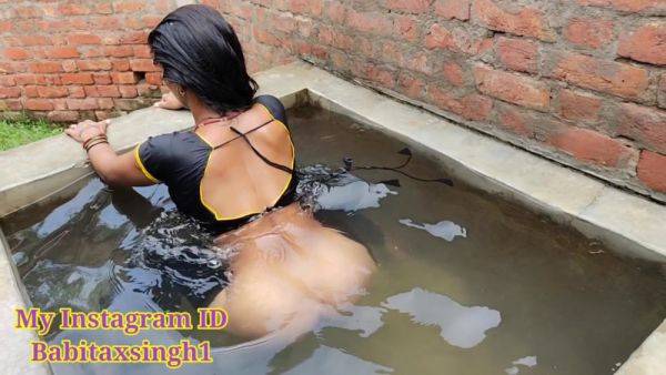 Desi Village Bhabhi Outdoor Bathing On Public Place Indian Hindi - desi-porntube.com - India on poweredporn.com