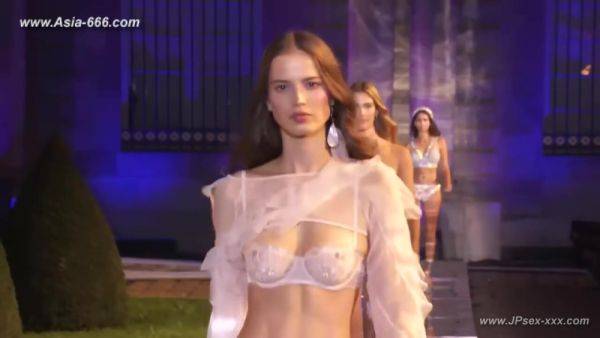 Braless Trends in Women's Fashion Style Compilation for Adventurous Dressers.5 - txxx.com on poweredporn.com