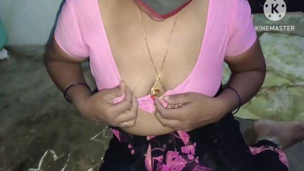 Aunty Showing Her Boobs - hclips.com - India on poweredporn.com