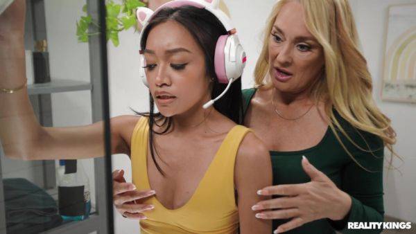 Wendy Raine and Jade Kimiko make love in the bathroom - xtits.com on poweredporn.com