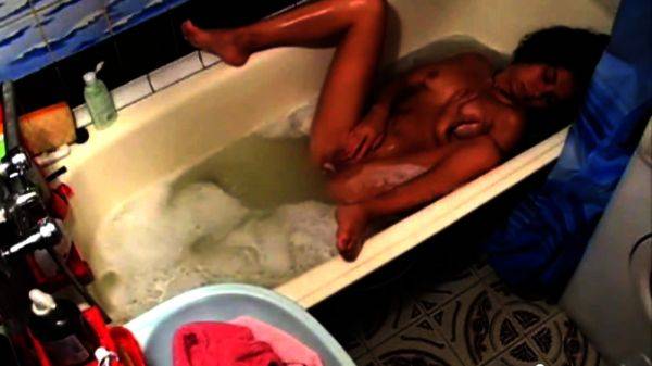 Spanish stepdaughter 19 masturbates in bath - drtuber.com - Spain on poweredporn.com