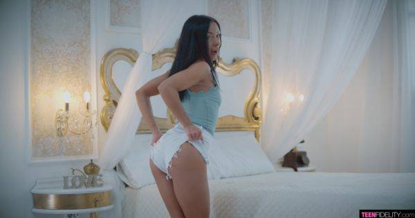 Slender babe offers a great view of her ass in advance to loud cam sex - xbabe.com on poweredporn.com