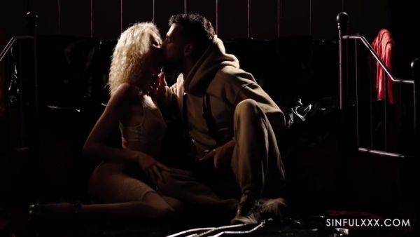 From Photo Shoot To Cumshot By - hotmovs.com on poweredporn.com