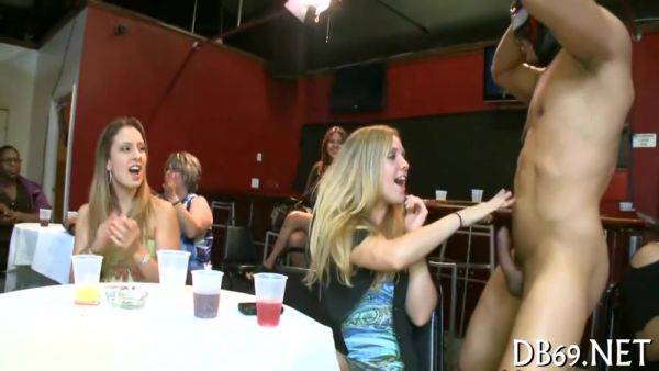 Appreciating Strippers Pecker - hclips.com on poweredporn.com