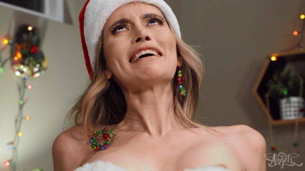 Tranny gets cum on face for Christmas: Fuck Me Under The Mistletoe - Dante Colle - xhand.com on poweredporn.com