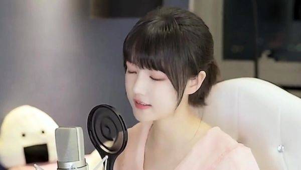 Amateur Asian babe rides a cock - drtuber.com on poweredporn.com