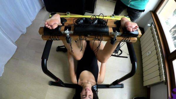 Oct Fashion model bare feet tickled soles-up - drtuber.com on poweredporn.com