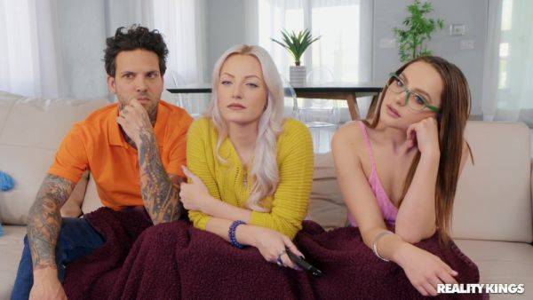 UnderCOVER Blowjob - reality sex with brunette Aften Opal - xhand.com - Usa on poweredporn.com