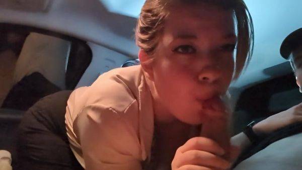 Sa patronne lui taille une pipe dans la voiture - txxx.com - France on poweredporn.com