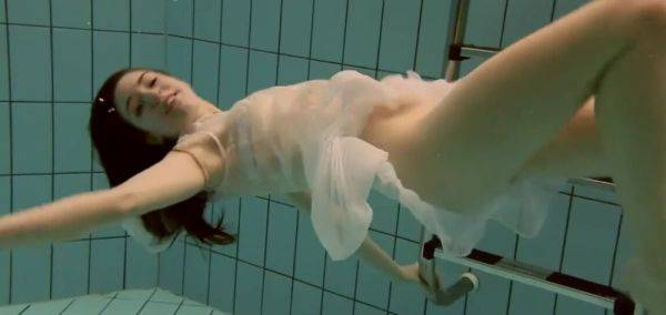 Russians underwater Aneta with Janka and Andrejka alone - inxxx.com - Russia - Czech Republic on poweredporn.com