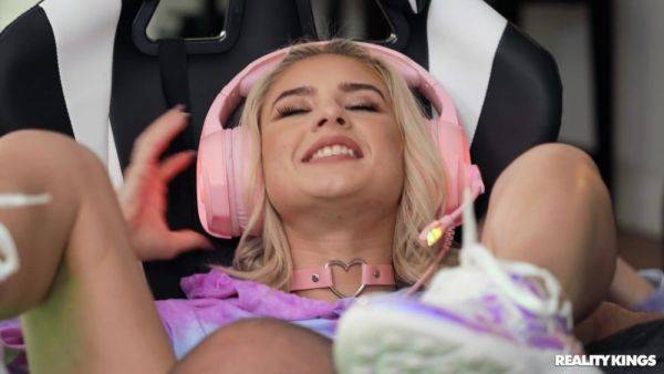 RoommatesTightSnatch69 Gamer blonde receives oral sex and gives head - Jessie Saint - xhand.com - Usa on poweredporn.com