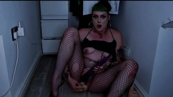 Miss Cats First Wank In New House - hclips.com - Britain on poweredporn.com