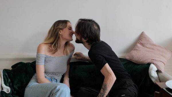 A Teur Francais - Jeu Du Gout Jembrasse Ma Meilleure Amie Et Je Rigole Avec Elle (eng Sub) - hclips.com - France on poweredporn.com