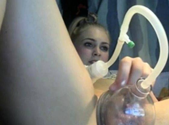 Webcam Beauty Pumps Away! - drtuber.com on poweredporn.com