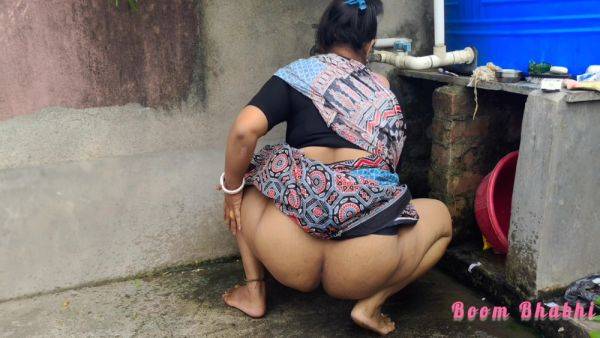 Indian Bhabhi Standing Pee - desi-porntube.com - India on poweredporn.com