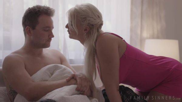 Blowjob Babe Niki Blond Takes A Warm Jizz In Her Feet - videomanysex.com on poweredporn.com