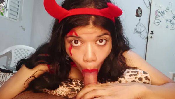 Diabinha Gulosa Mamando Ate Sair Leitinho Halloween - hclips.com on poweredporn.com