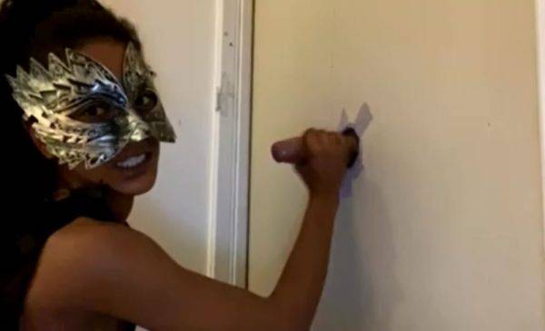 Le jeu du gloryhole fait maison en mode pipe - txxx.com - France on poweredporn.com