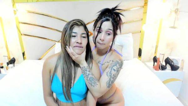 Horny lesbians lick and finger their pussies - drtuber.com on poweredporn.com