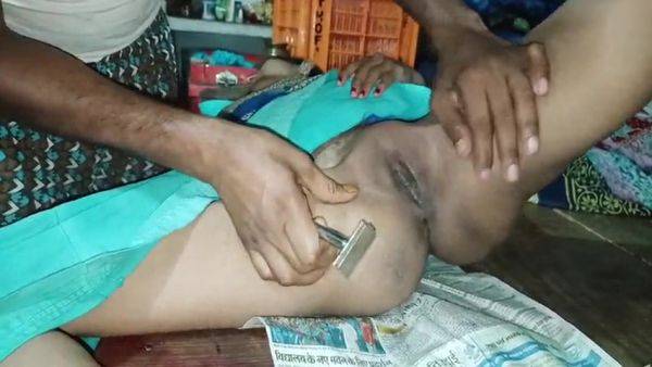 Puja Bhabhi Ganw Ki Nai Ko Bulakar Apni Jhat Bana Rahi Hai Nai Bhabhi Ka Boor Me Ungali Dal Kar Maza - Li Ya - hclips.com - India on poweredporn.com