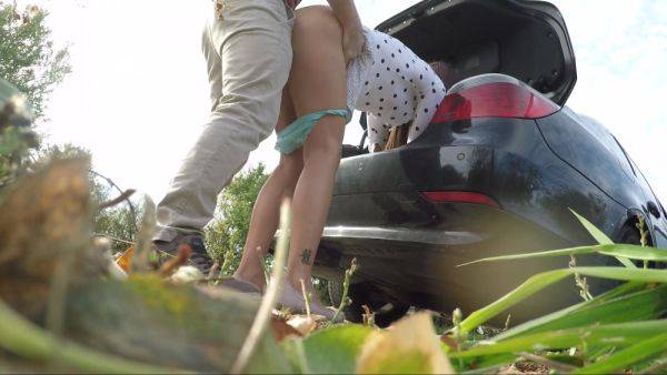 Il arréte la voiture pour la baise la téte dans le coffre - txxx.com - France on poweredporn.com