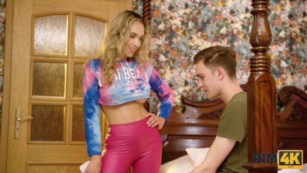 Briana Bounce gets her silicone tits and fake tits pounded by a stranger in HD - sexu.com on poweredporn.com