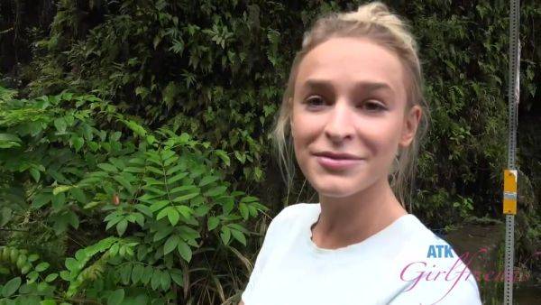 Peeing 2 - hotmovs.com on poweredporn.com