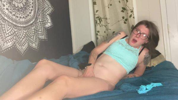 Straight Legs Masturbating With Miss Ellie - hclips.com on poweredporn.com