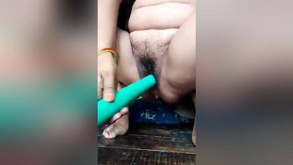 Desi Hot Real Aunty Masterbation In Bamboo - desi-porntube.com - India on poweredporn.com