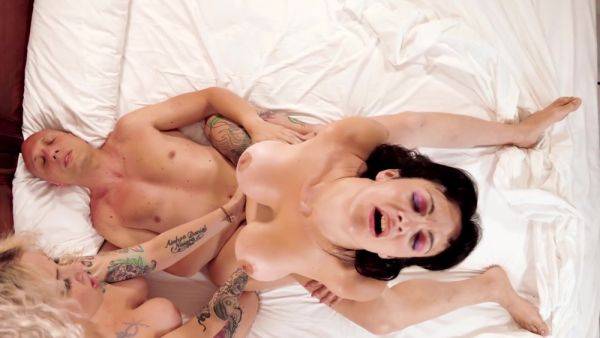 Mary Rider And Capitano Eric - Ayesa Giocano A Letto In Questa 3some Pazzesca - upornia.com - Italy on poweredporn.com