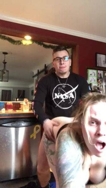 Fucked his tattooed girlfriend before the arrival of the guests. - anysex.com on poweredporn.com