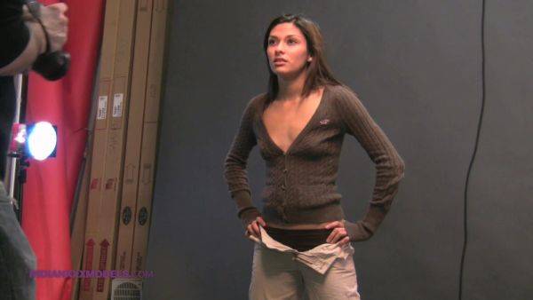 18 Porn Sex Hot Indian Girl Exposing Her Juicy Natural Tits - hclips.com - Britain - India on poweredporn.com