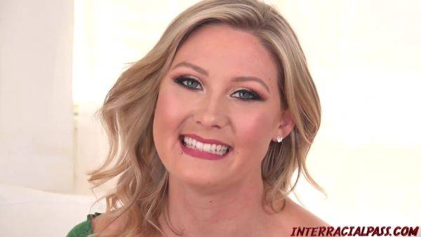 Blonde Babe Lesley Solo In The Backyard - videomanysex.com on poweredporn.com