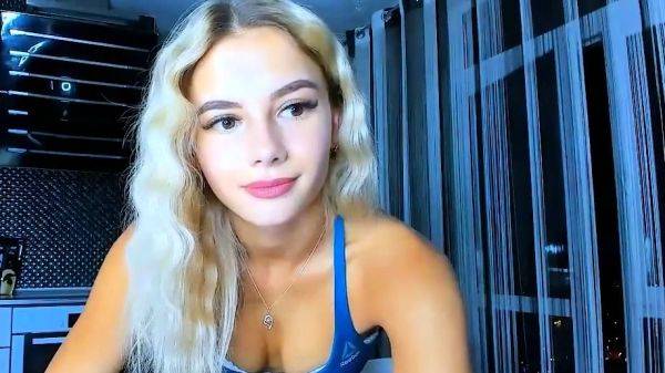 Gym Queen pulls down tights and shows ass-cunt camwhores - drtuber.com on poweredporn.com