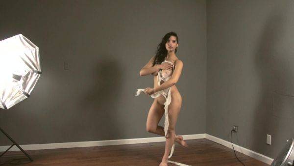 Hot 18 Year Old Indian Stripper Filming Herself Naked In Erotic Porn - txxx.com - Britain - India on poweredporn.com