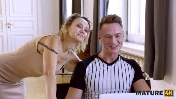 Hot mature cougar seduces her PC master with a hot fuck session - sexu.com - Russia on poweredporn.com