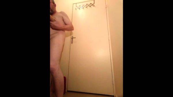 Il aime bien se goder le cul avec ses gros dildos - drtuber.com on poweredporn.com