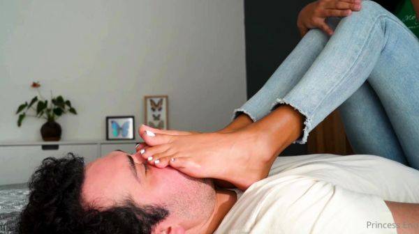 Amateur Foot Fetish Girlfriend Sucks and gives a Footjob - drtuber.com on poweredporn.com