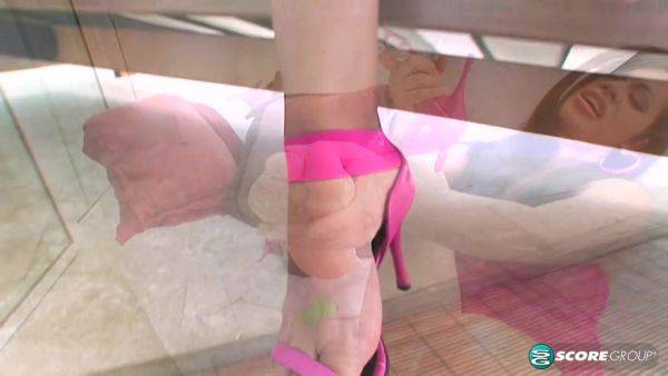 High-Rise Heel Show - hotmovs.com on poweredporn.com