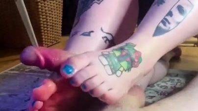 Bunny's first footjob - Bunny Lou Myers - drtuber.com on poweredporn.com