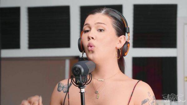 Brunette Tranny Angel Blowing Her While She Blows - Daisy Taylor - xhand.com on poweredporn.com