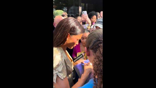 Zendaya nipple slip at a fan signing - drtuber.com on poweredporn.com
